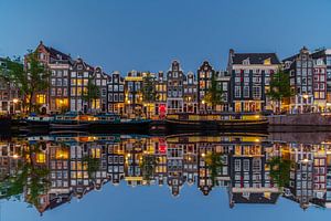 Aan de Amsterdamse gracht in de avond nacht van Patrick Oosterman