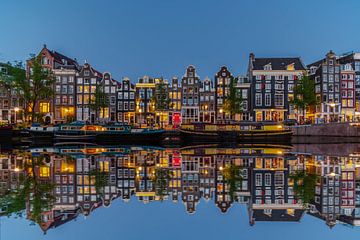 Aan de Amsterdamse gracht in de avond nacht van Patrick Oosterman
