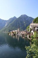 Het pittoreske dorpje ligt ingeklemd tussen de Halstättersee en de Dachsteinbergen.