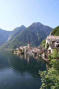 Het pittoreske dorpje ligt ingeklemd tussen de Halstättersee en de Dachsteinbergen.