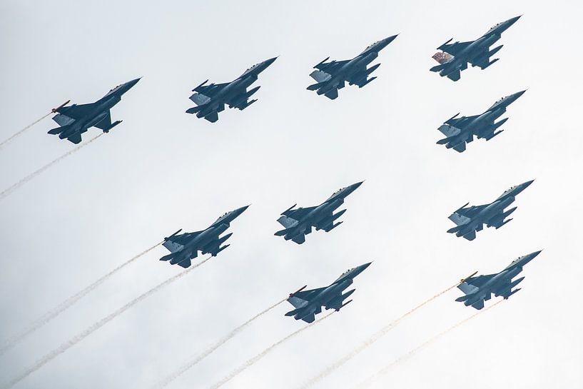 Nederlandse F16 vliegtuigen in formatie par Brian Morgan