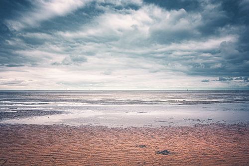 Eenzaam strand bij eb van Cuxhaven aan de Duitse Noordzeekust