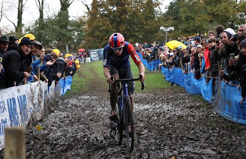Thibau Nys in the mud of koppenberg