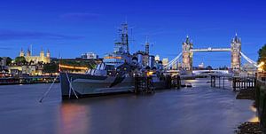 Londres - Tower Bridge et le navire de guerre HMS Belfast
