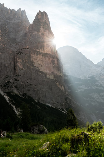 Les rayons du soleil matinal dans les Dolomites