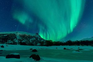 Nordlichter über den schneebedeckten  Gipfeln der Lofoten in Norwegen