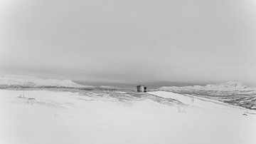 Verlaten schuilhut in Lapland, Kiruna, in de sneeuw van Erwin Floor