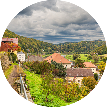 Uitzicht over het dorp Königsstein naar Saksisch Zwitserland van Rico Ködder
