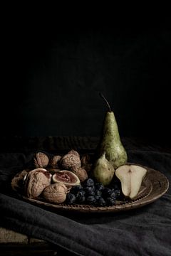 herfst fruit op houten bord|  fine art stilleven fotografie in kleur | print muur kunst van Nicole Colijn