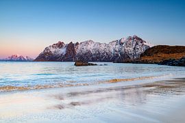 Coucher de soleil sur la plage de Hovden dans l'archipel des Vesteralen, au nord de la Norvège, en h sur Sjoerd van der Wal Photographie