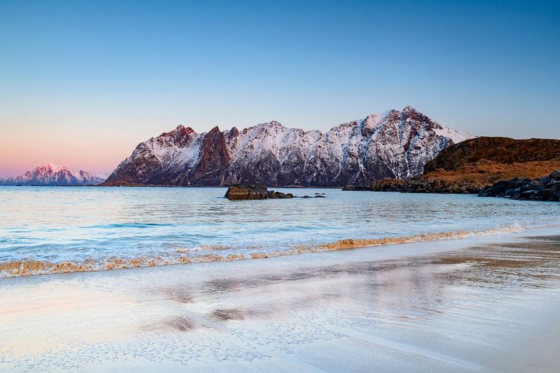 Coucher de soleil sur la plage de Hovden dans l'archipel des Vesteralen, au nord de la Norvège, en h par Sjoerd van der Wal Photographie