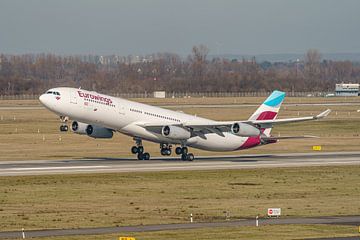 Start des Eurowings Airbus A340-300 (OO-SCW). von Jaap van den Berg