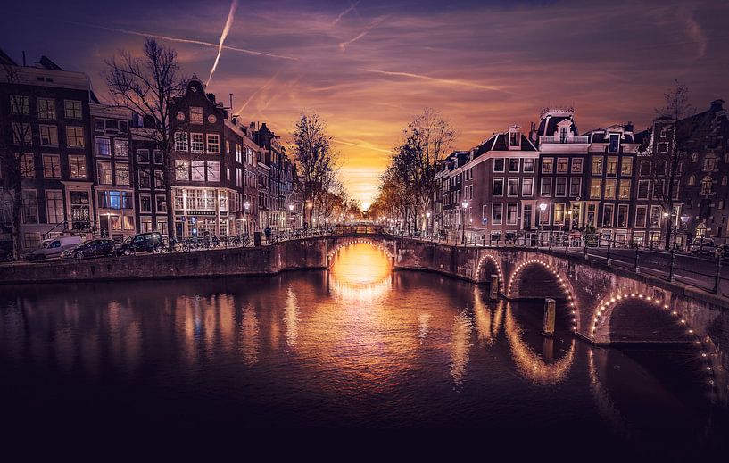 Amsterdams Grachten bij Zonsondergang by Mario Calma