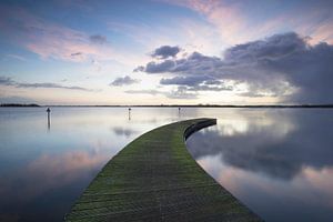 Steiger aan een meer bij zonsopkomst van Elroy Spelbos Fotografie