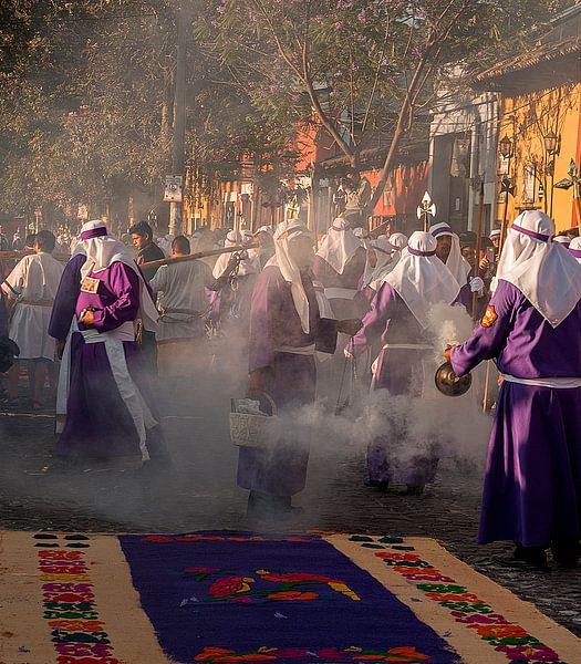 Guatemala: Paasprocessie (Antigua) by Maarten Verhees