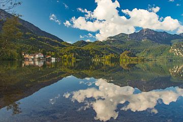 Reflet d'une montagne dans un lac du sud de l'Allemagne