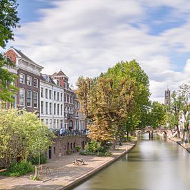 Kijken over de Oudegracht in Utrecht met de Domtoren op de achtergrond van Michel Geluk