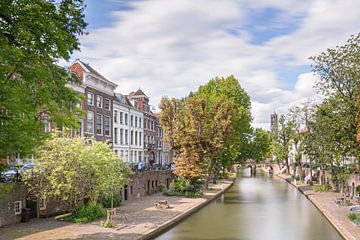 Kijken over de Oudegracht in Utrecht met de Domtoren op de achtergrond van Michel Geluk
