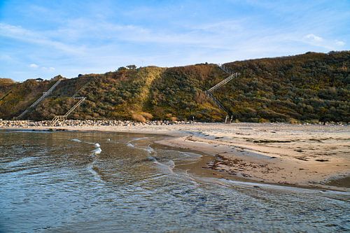 Kustlandschap in Denemarken met zandstrand en golven in de zee. Zeelandschap