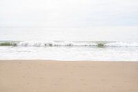 Rustige golven op het strand van Vlissingen | Minimalistische fotografie