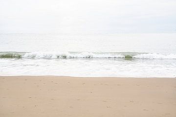 Rustige golven op het strand van Vlissingen | Minimalistische fotografie van Noraly Verriet