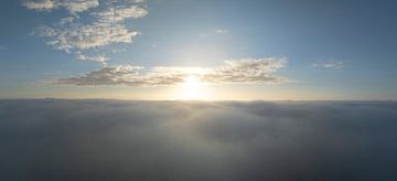 Lucht boven de wolken met zonlicht boven de pluizige wolken