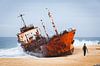 Schiffbruch an einem Strand in Westafrika von Bart van Eijden Miniaturansicht