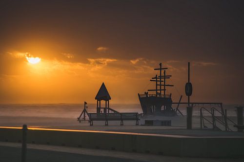 Terrain de jeux au coucher du soleil après un orage