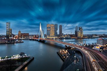 Wolkendek boven Rotterdam van Roy Poots