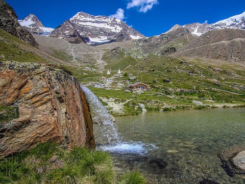 Waterval in een bergmeer bij Saas-Fee