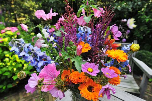 Bunter Blumenstrauss im Garten gepflückt