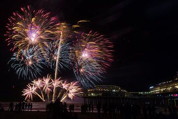 Vuurwerk op de zee bij Scheveningen Pier 