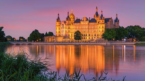 Zonsondergang bij het kasteel van Schwerin, Duitsland