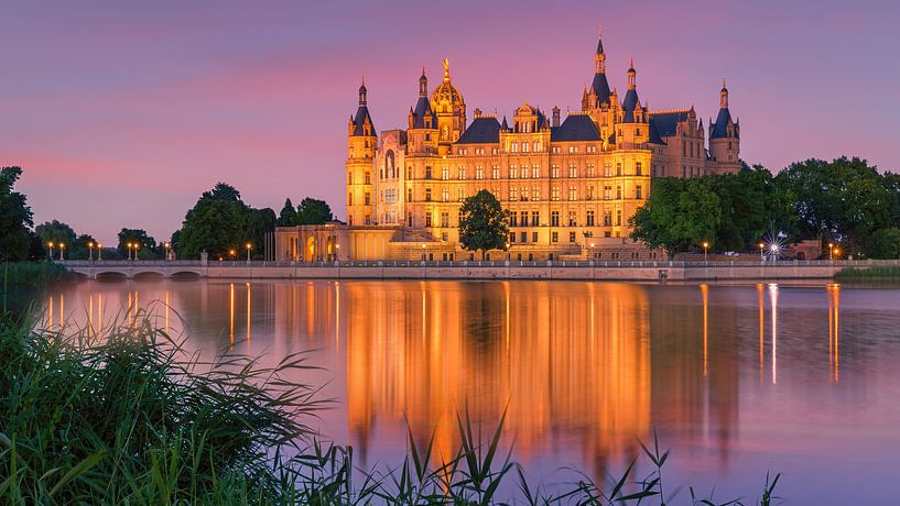 Coucher de soleil au château de Schwerin, Allemagne par Henk Meijer Photography