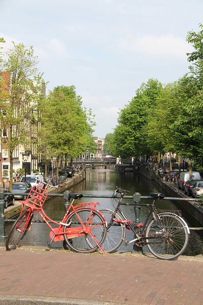 Fietsen op de Brouwersgracht in Amsterdam van Anouk Davidse