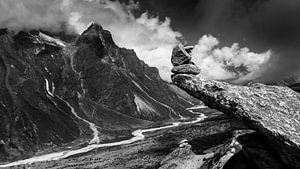 Blick auf die Berge Nepals im Himalaya-Gebirge auf dem Weg zum Mount Everest von Björn Jeurgens