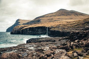 Cascade d'Eidi sur les îles Féroé sur Expeditie Aardbol