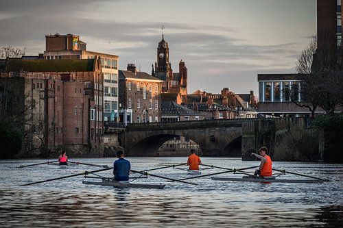 Roeiboten in het avondlicht op de rivier de Ouse in York Engeland