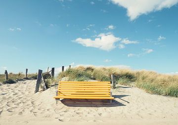 Lege gele bank op een strand van Andreas Berheide Photography