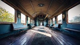 Verloren plaats trein met zonnestralen
