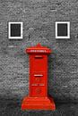 Rode brievenbus tegen muur in zwart wit van Yvonne Smits thumbnail