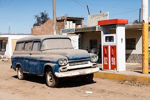 Stoffige classic car in Nazca, Peru, Zuid-Amerika van Martin Stevens