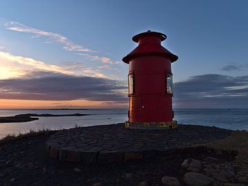 Zonsondergang op Súgandisey van Timon Schneider