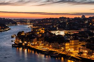 Avond valt in Porto, Portugal van Renzo Gerritsen