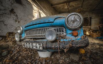 Verlassenes Auto in einer Garage von Gabor Szam
