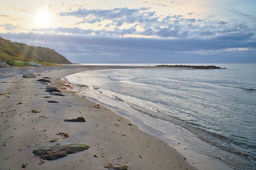 Kustlandschap in Denemarken met zandstrand en golven in de zee. Zeelandschap