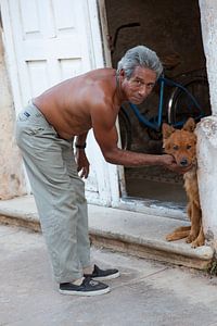 Kubanischer Mann mit seinem Hund