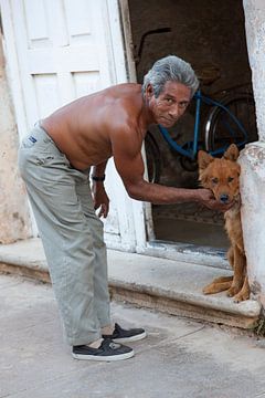 Cubaanse man met zijn hond