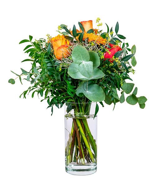 Blumenstrauß mit Rosen in einer Glas Vase auf weißem Hintergru von ManfredFotos