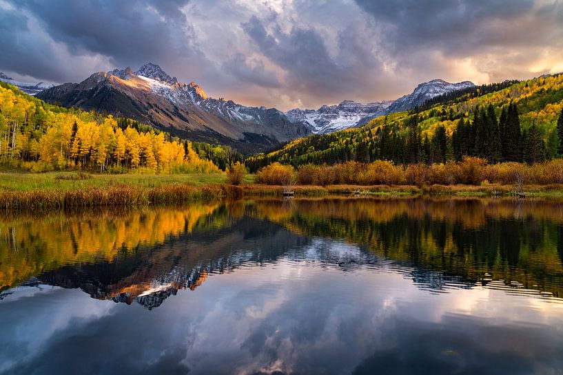 Mount Sneffels in Colorado's San Juan Mountains Herfst Zonsondergang Reflectie van Daniel Forster